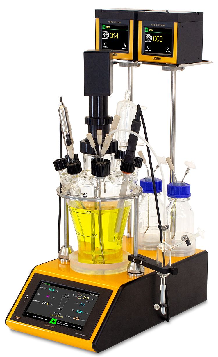 LAMBDA Minifor2Bio touch z ekranem lokalnym, szklanym naczyniem, sondami i modułami peryferyjnymi. Fotografia producenta udostępniona w karcie Minifor2Bio touch w serwisie Bioreaktory.