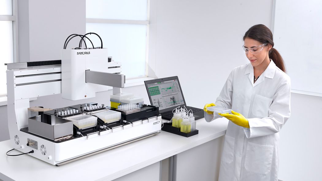 Sartorius Ambr 15 Fermentation z robotem cieczowym i dwiema stacjami równoległych naczyń. Fotografia producenta prezentowana w karcie Ambr 15 Fermentation w serwisie Bioreaktory.