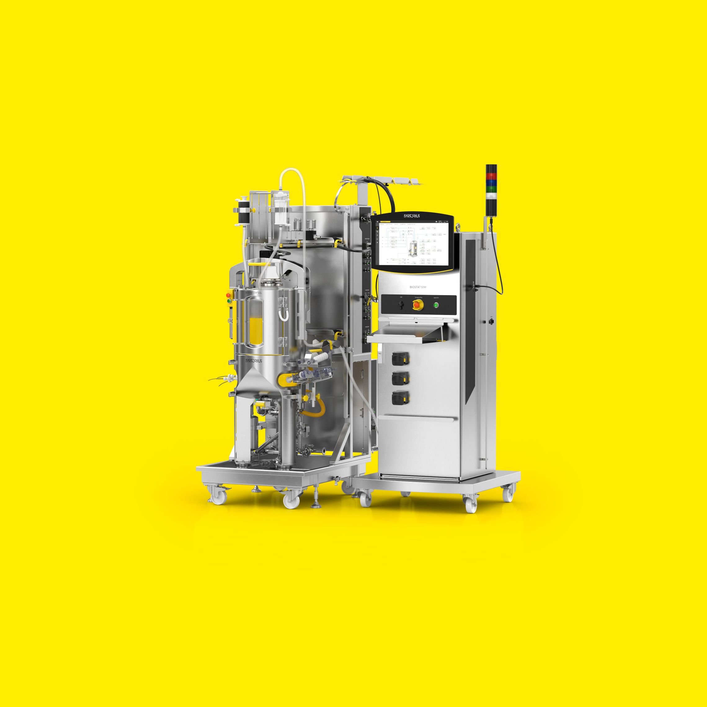 Sartorius Biostat STR Microbial 50 L: uchwyt jednorazowego worka, wieża sterująca, pompy i lokalny HMI. Żółte tło jest elementem oficjalnej fotografii produktu udostępnionej w karcie urządzenia w serwisie Bioreaktory.